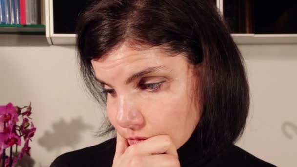 Frau sorgt sich um ihre Gesundheit - Filmmaterial, Video
