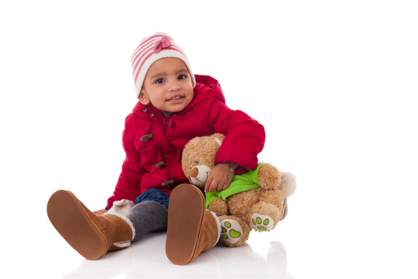 Πορτρέτο της αφρικανικής αμερικανικής μικρό κοριτσάκι που κρατάει ένα αρκουδάκι  - Φωτογραφία, εικόνα