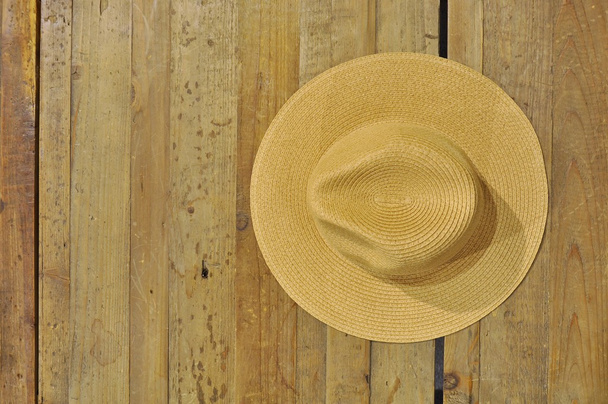 Коричневий солом'яний капелюх на стіл - Фото, зображення