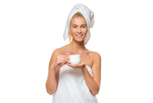 Giovane donna in asciugamano beve da una tazza
 - Foto, immagini