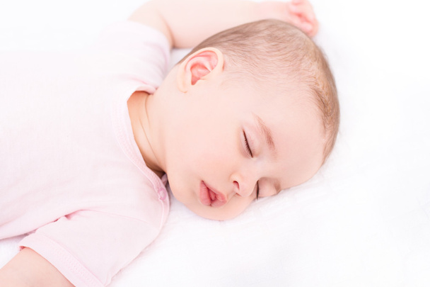 Close-up retrato de um lindo bebê dormindo em branco
 - Foto, Imagem