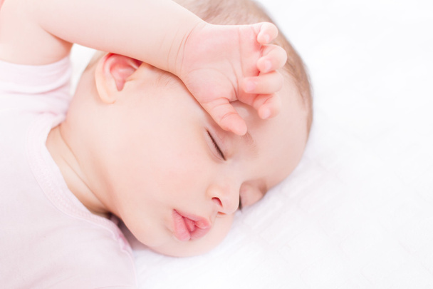 Close-up portrait of a beautiful sleeping baby on white - Foto, imagen