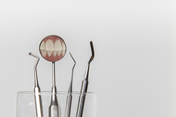 Набор инструментов для стоматологов в стекле
 - Фото, изображение