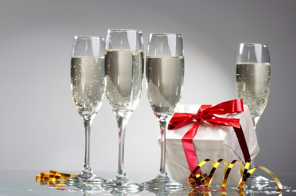 Copos de champanhe, presentes com fitas vermelhas e arcos
 - Foto, Imagem