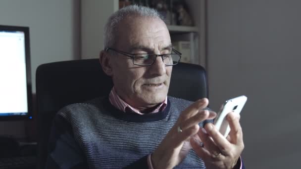 old man using mobile phone - Záběry, video