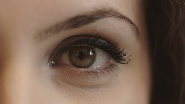 美しい女性の目の 4 k 映像: 見て、ルックスに直面 - 映像、動画