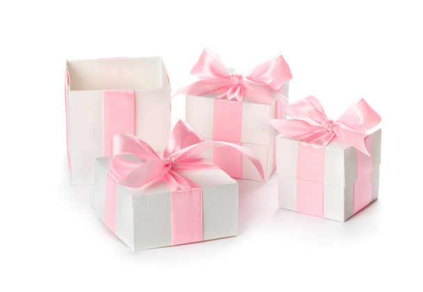 Scatola regalo bianco con nastro di raso rosa
 - Foto, immagini