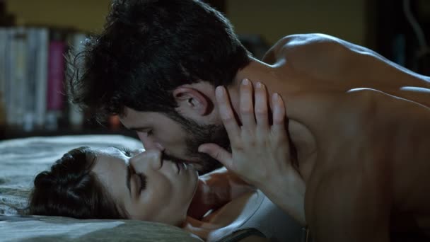 junges Paar küsst und streichelt  - Filmmaterial, Video