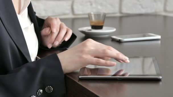 businesswoman working with tablet - Video, Çekim