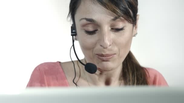Nuori nainen työskentelee puhelinkeskus tietokone ja kuulokkeet
 - Materiaali, video
