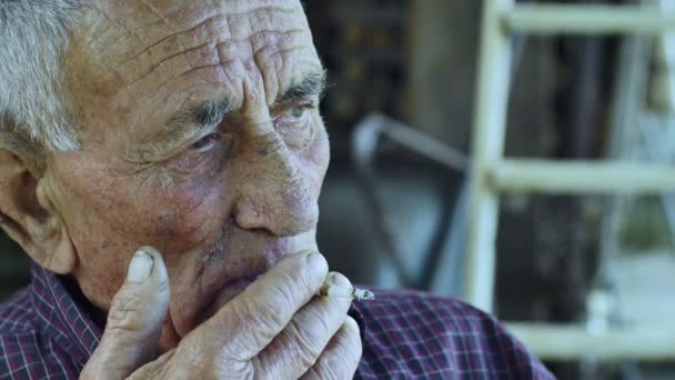 Old man smoking cigarette - Filmati, video