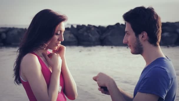 Muž deklaruje svou lásku k ženě - Záběry, video