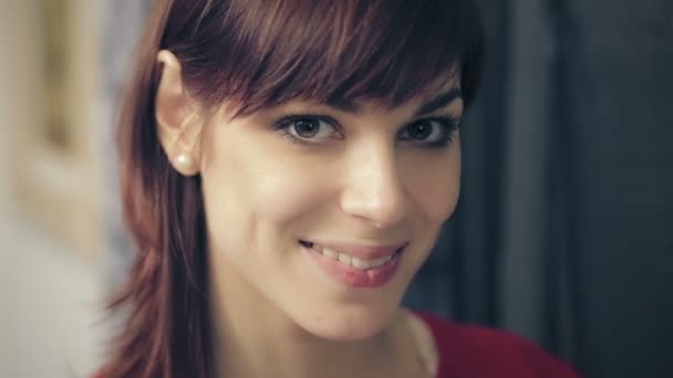 portrait of beautiful young woman smiling at the camera - laugh - Záběry, video