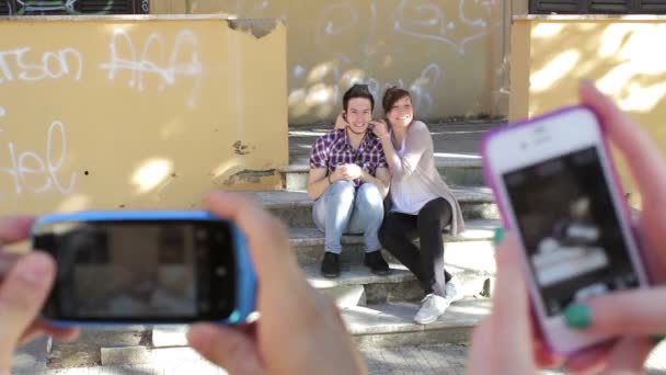 twee jongens goofing rond doen grappig vormt - mobiele telefoons - foto - Maak gezichten - Video