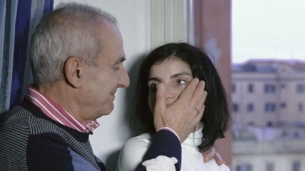 père et fille ayant des moments tendres près de la fenêtre
 - Séquence, vidéo