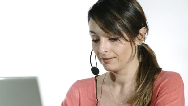 Frau arbeitet mit Headset und Computer in einem Kundenzentrum - Filmmaterial, Video