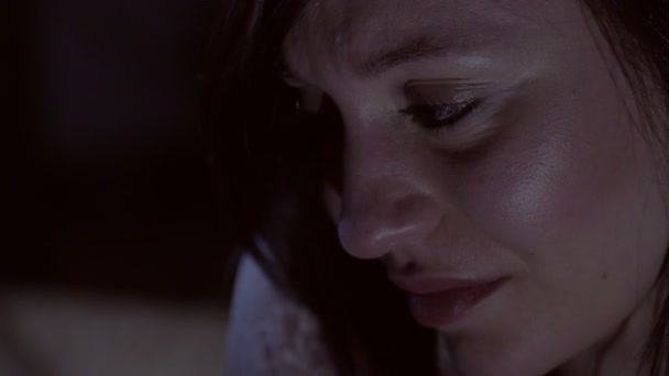 Piękna dziewczyna płacz smutku - Materiał filmowy, wideo