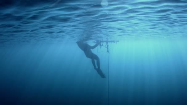 Freediver relaxante antes do próximo mergulho
  - Filmagem, Vídeo