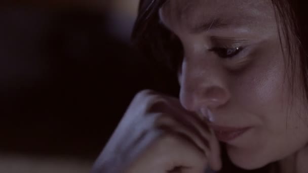 Samotny i smutny kobieta płacze w ciemnym pokoju - Materiał filmowy, wideo