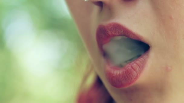 junge Frau raucht einen Joint - Filmmaterial, Video