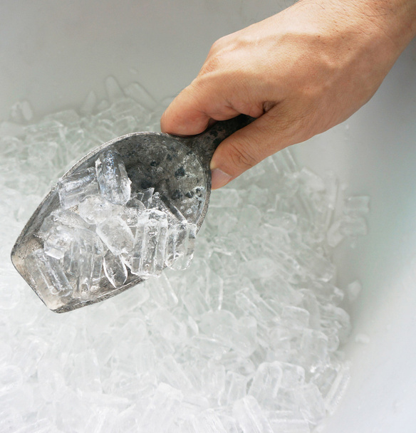 Mão de homem segurar colher de gelo
 - Foto, Imagem