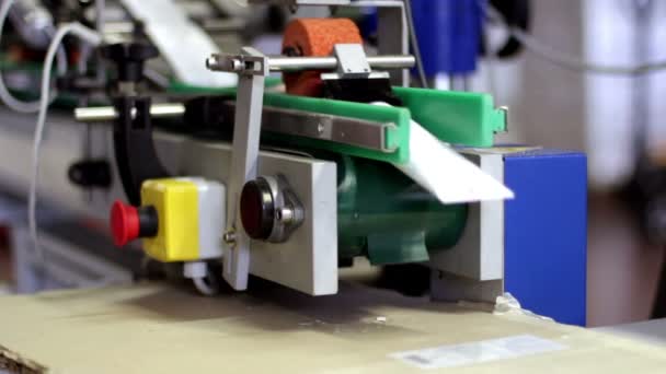 Etykietowanie probówek krem do twarzy w fabryce - Materiał filmowy, wideo