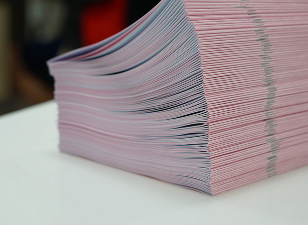 Stapels papieren van de hand-out geplaatst op tafel - Foto, afbeelding