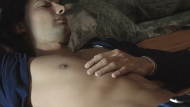 Mann auf dem Bett wacht auf - Filmmaterial, Video