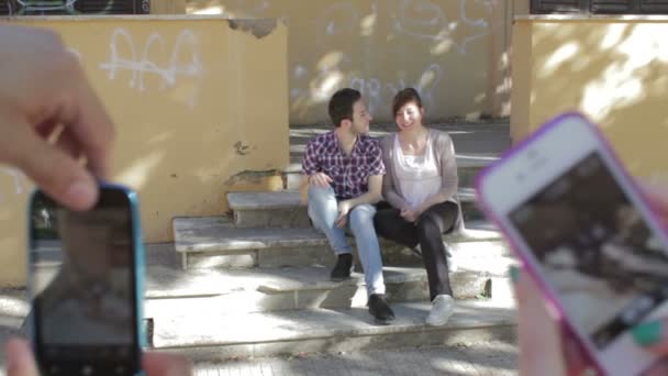 dois amantes estão tirando fotos de amigos - celular - beijo - foto
 - Filmagem, Vídeo