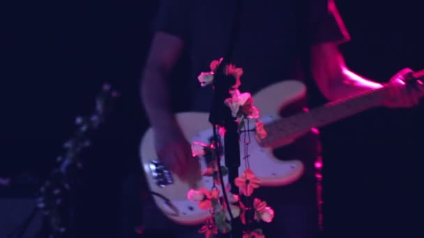 sähköbasso esitys live rock konsertti: vaiheessa, pelaaminen, musiikki, rock-bändi
 - Materiaali, video