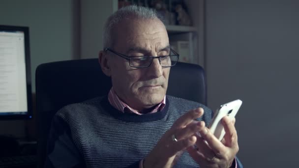 old man using touch screen on the smartphone - Metraje, vídeo