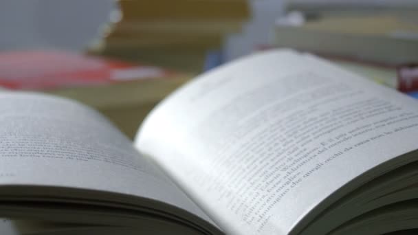 nukke laukaus avattu kirjoja pöydälle
 - Materiaali, video