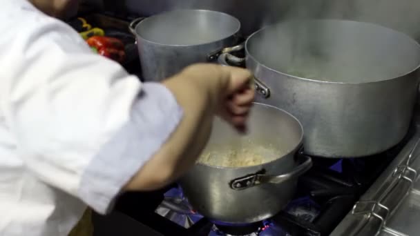 chef du restaurant est la cuisson du riz
 - Séquence, vidéo