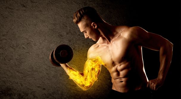 Мышечный культурист поднимает вес с пламенеющей концепцией бицепсов - Фото, изображение