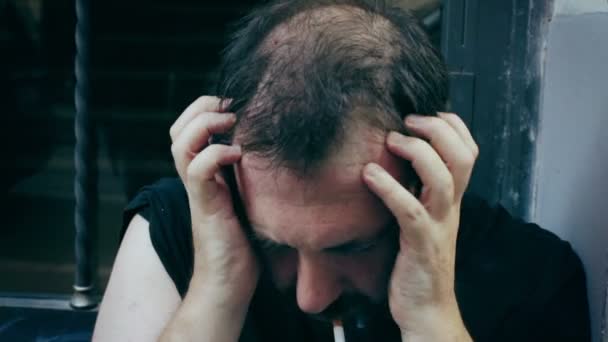 Benommener und gestresster Mann raucht vor Wut - Filmmaterial, Video