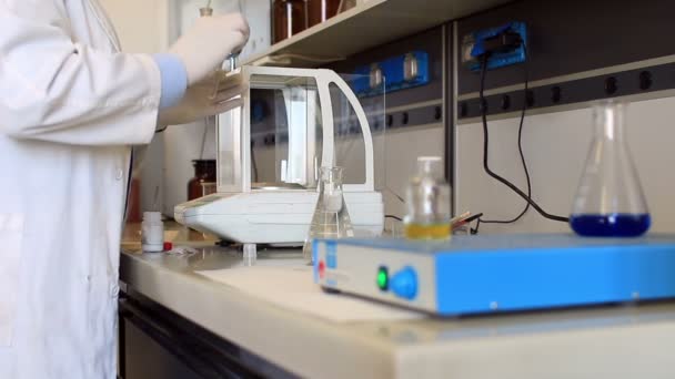 scentist που εργάζεται στο εργαστήριο γενετικής - Πλάνα, βίντεο