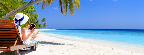 mulher com almofada de toque na praia tropical
 - Foto, Imagem