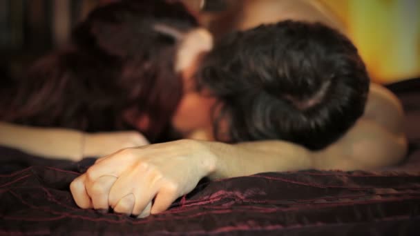 Amorosa pareja besándose en la cama
 - Imágenes, Vídeo