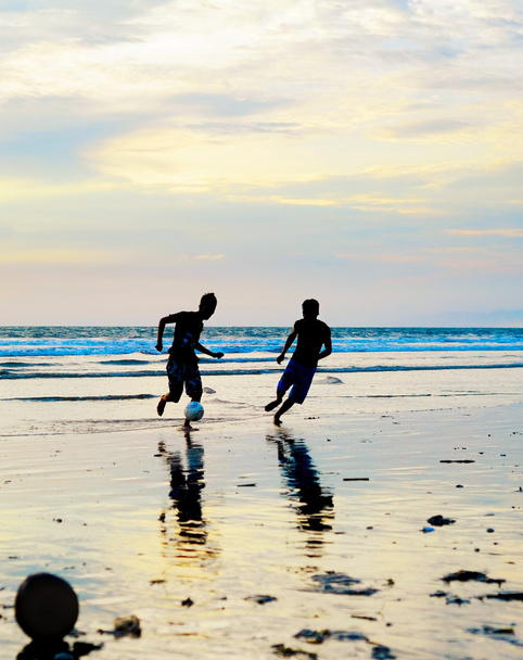 Emberek fociznak a tengerparton - Fotó, kép