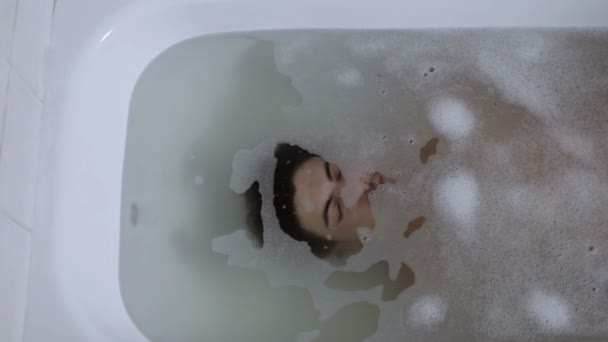 man immersed in the bathtub - Materiał filmowy, wideo
