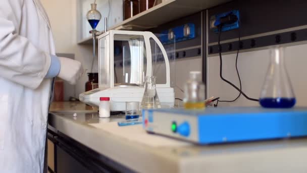 scentist pracy w laboratorium genetyczne - Materiał filmowy, wideo