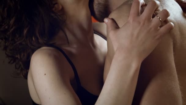 deux jeunes amants s'embrassant dans la chambre
 - Séquence, vidéo
