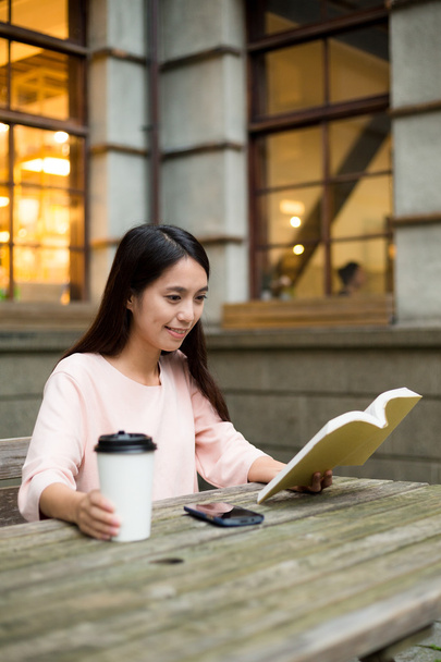Mujer leyendo libro en la cafetería
 - Foto, Imagen