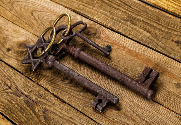 vintage key on wooden background - Foto, imagen