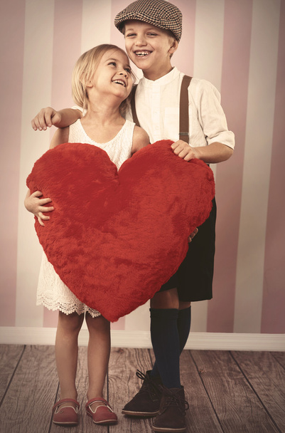 Δυο παιδιά με μεγάλη κόκκινη καρδιά - Φωτογραφία, εικόνα