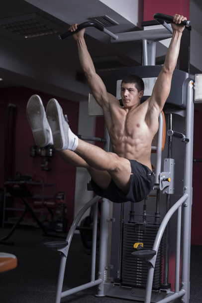 Bodybuilder at gym - Valokuva, kuva