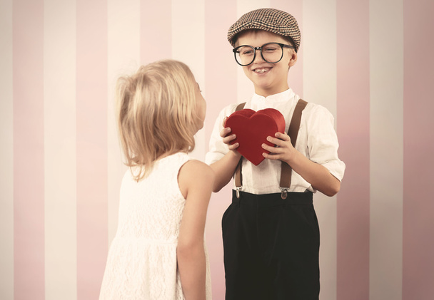 Ρετρό αγόρι δίνει καρδιά για την αγάπη - Φωτογραφία, εικόνα