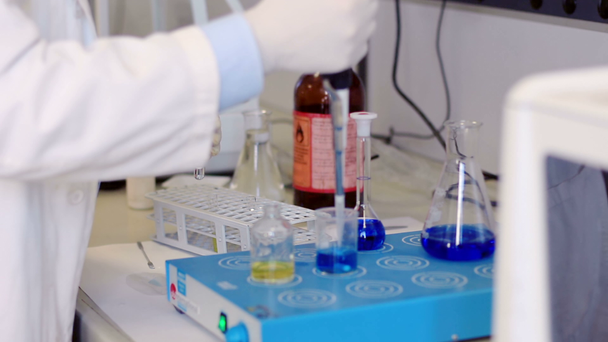 Scentist arbeitet im genetischen Labor - Filmmaterial, Video