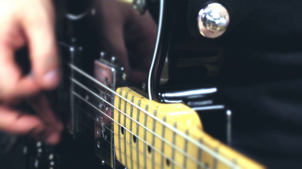 Musiker spielt E-Gitarre - Filmmaterial, Video