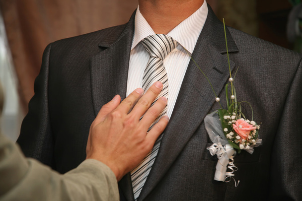  přítele vyrovná jeho kravata ženicha - Fotografie, Obrázek